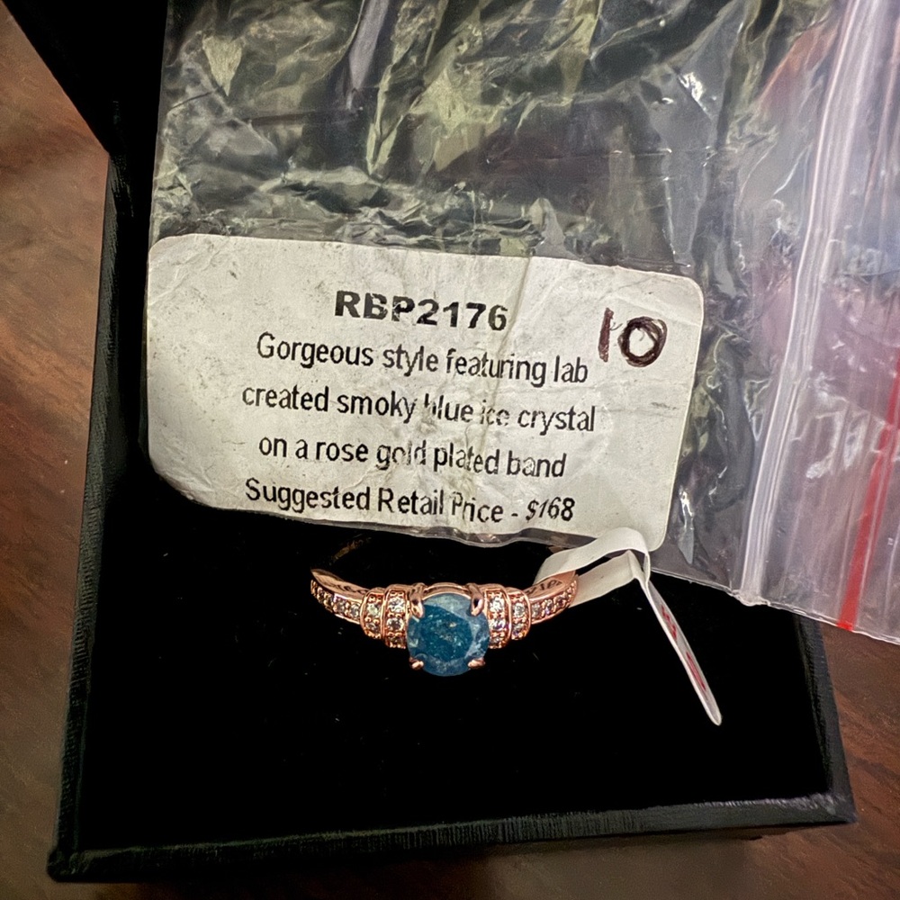 Elegant Rose Gold Ring with Deep Blue Crystal